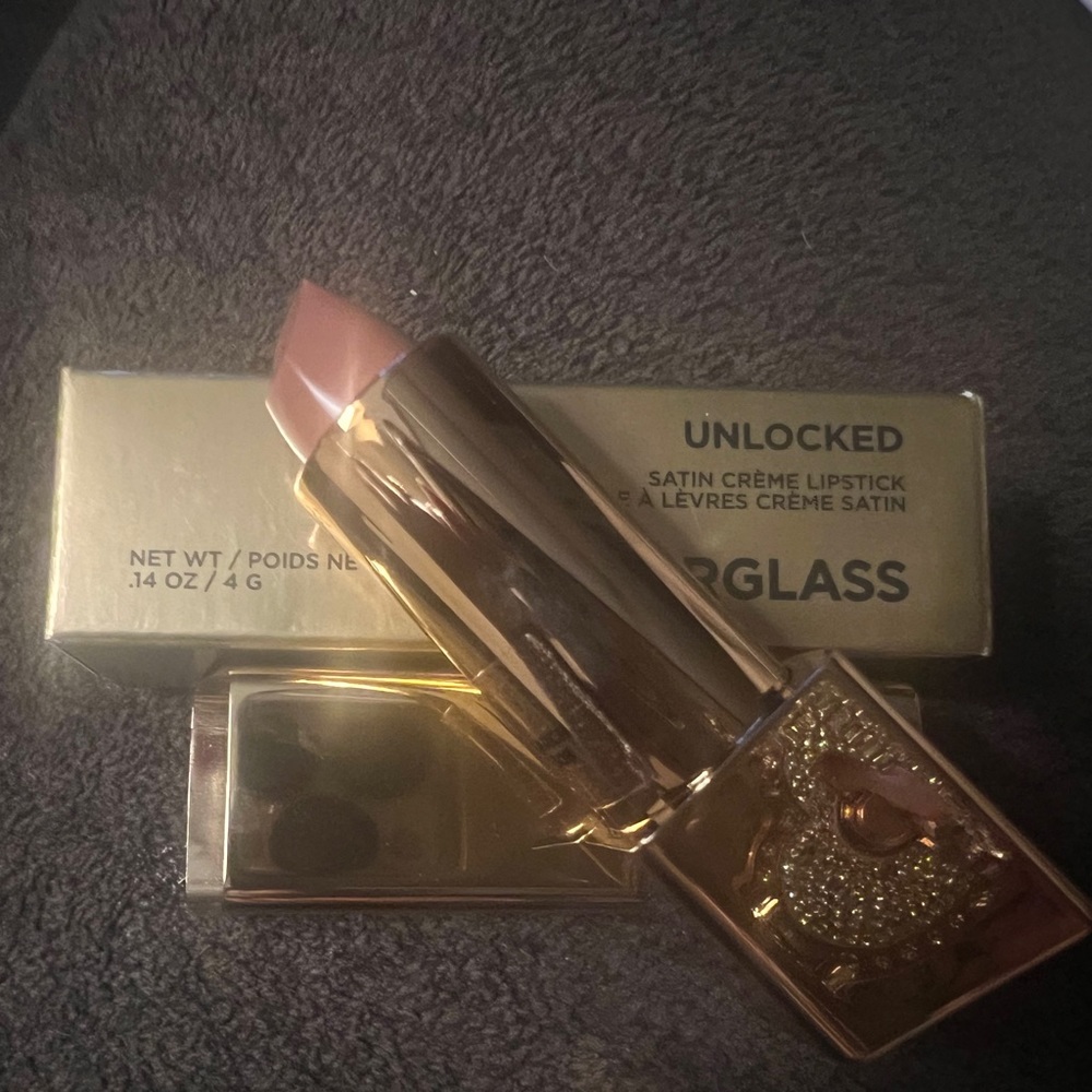 Hour Glass unlocked satin cream lipstick .. lipstick shade: Larch